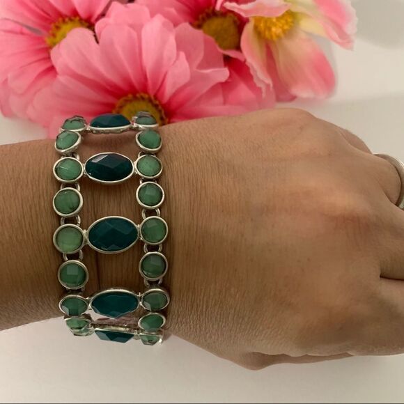 Women’s silver and green stone bracelet - Picture 3 of 6